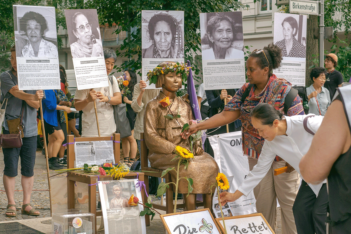 Kundgebung mit Statue Ari als Symbol in der Mitte