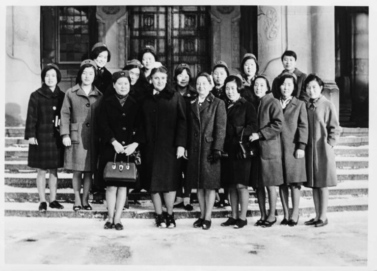 Schwarz-weiß Gruppenfoto von koreanischen Krankenpflegerinnen mit Ausbilderinnen im Schnee