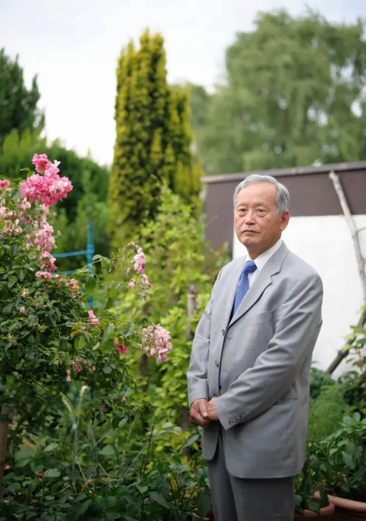 Portrait von Kim Gun-Chol im Garten