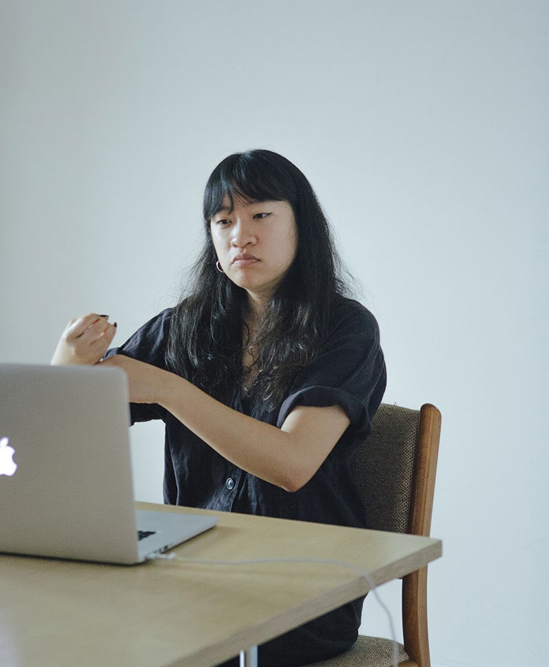 Jo Hye-Mi - spricht in koreanischer Gebärdensprache: "Mitteilen".