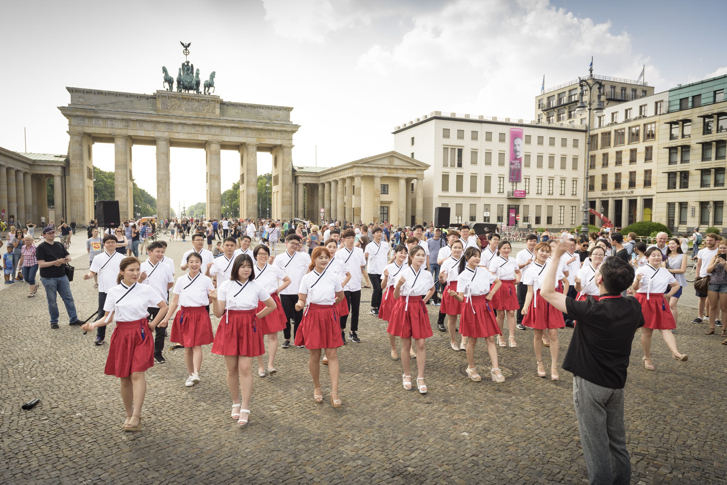 Die With-U Gruppe performt einen Gruppentanz vor dem Brandenburger Tor