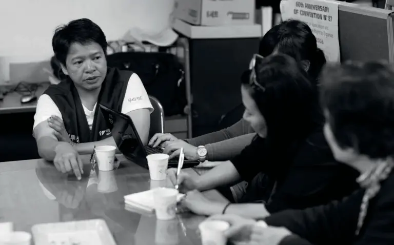 Michel Catuira sitzt für ein Interview mit Mitglieder*innen des Korea Verbandes an einem Tisch